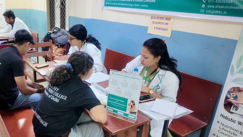 Nutritionist consulting students at college workshop.